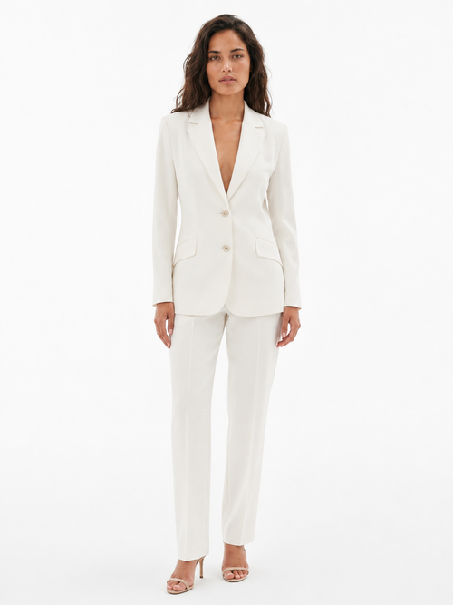 conjunto blanco de chaqueta y pantalón para mujer