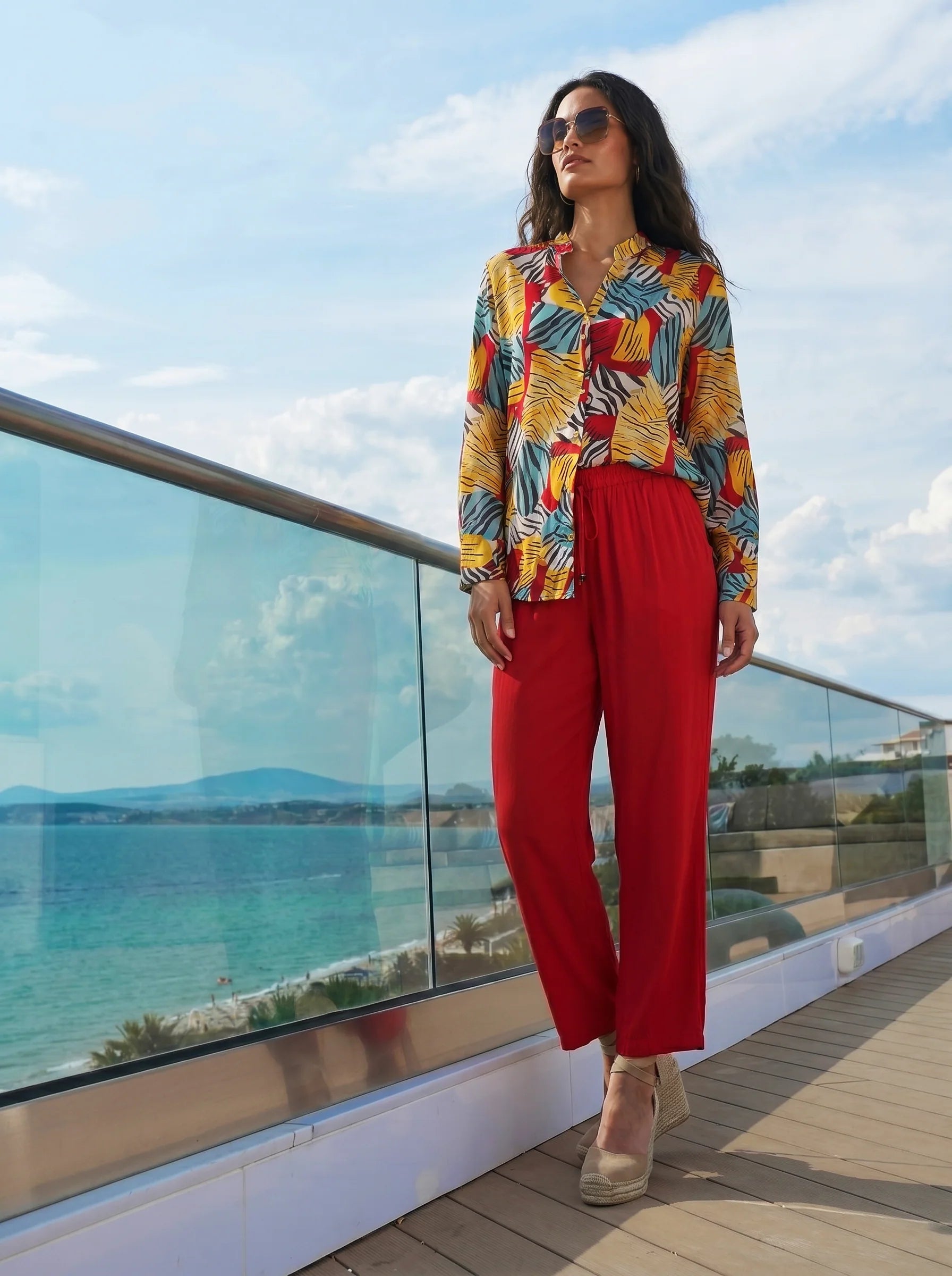 pantalón rojo fluido de mujer con bolsillos y cordón