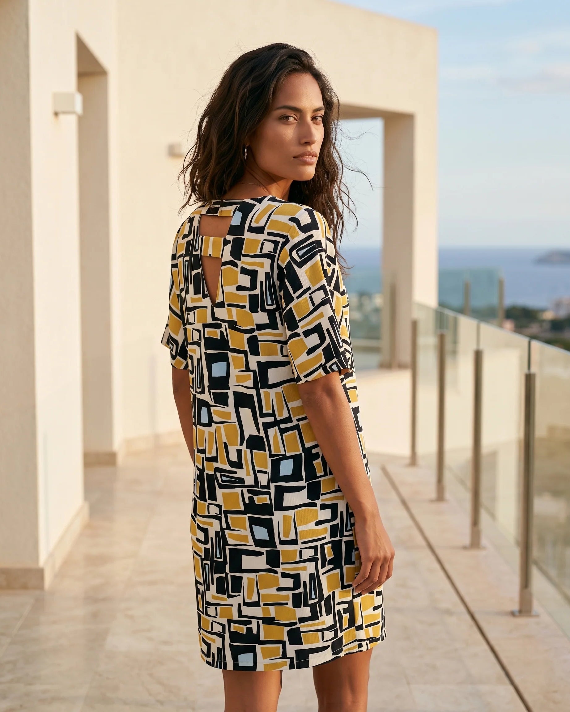 vestido geométrico de mujer con escote en pico