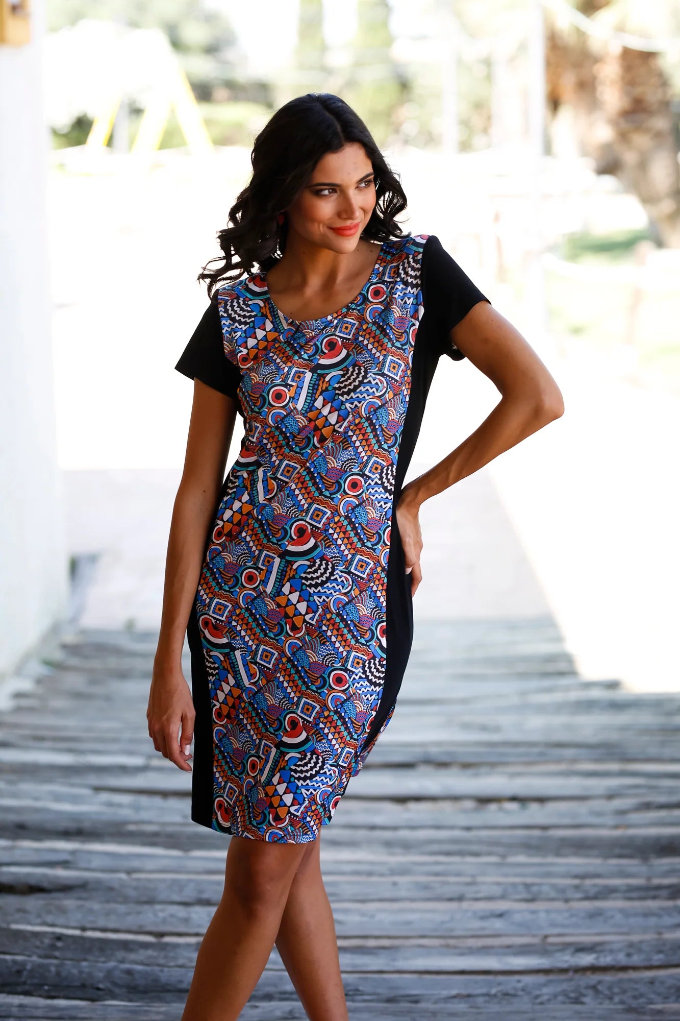 vestido estampado rojo y azul de mujer con costadillos