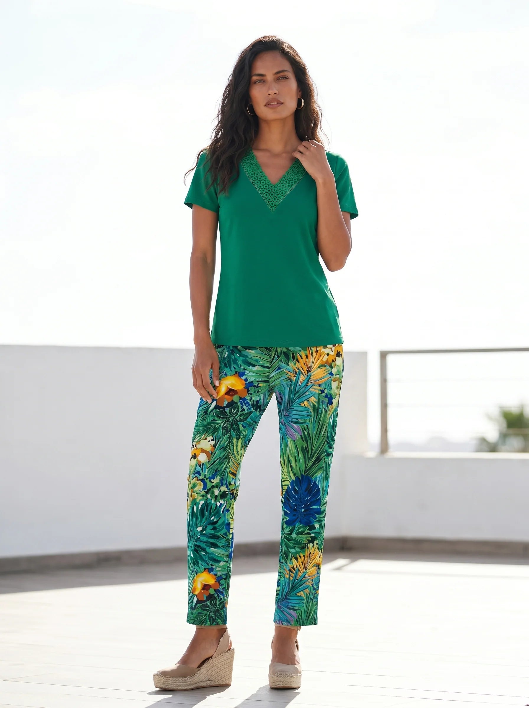 top verde de mujer con escote en pico y guipur