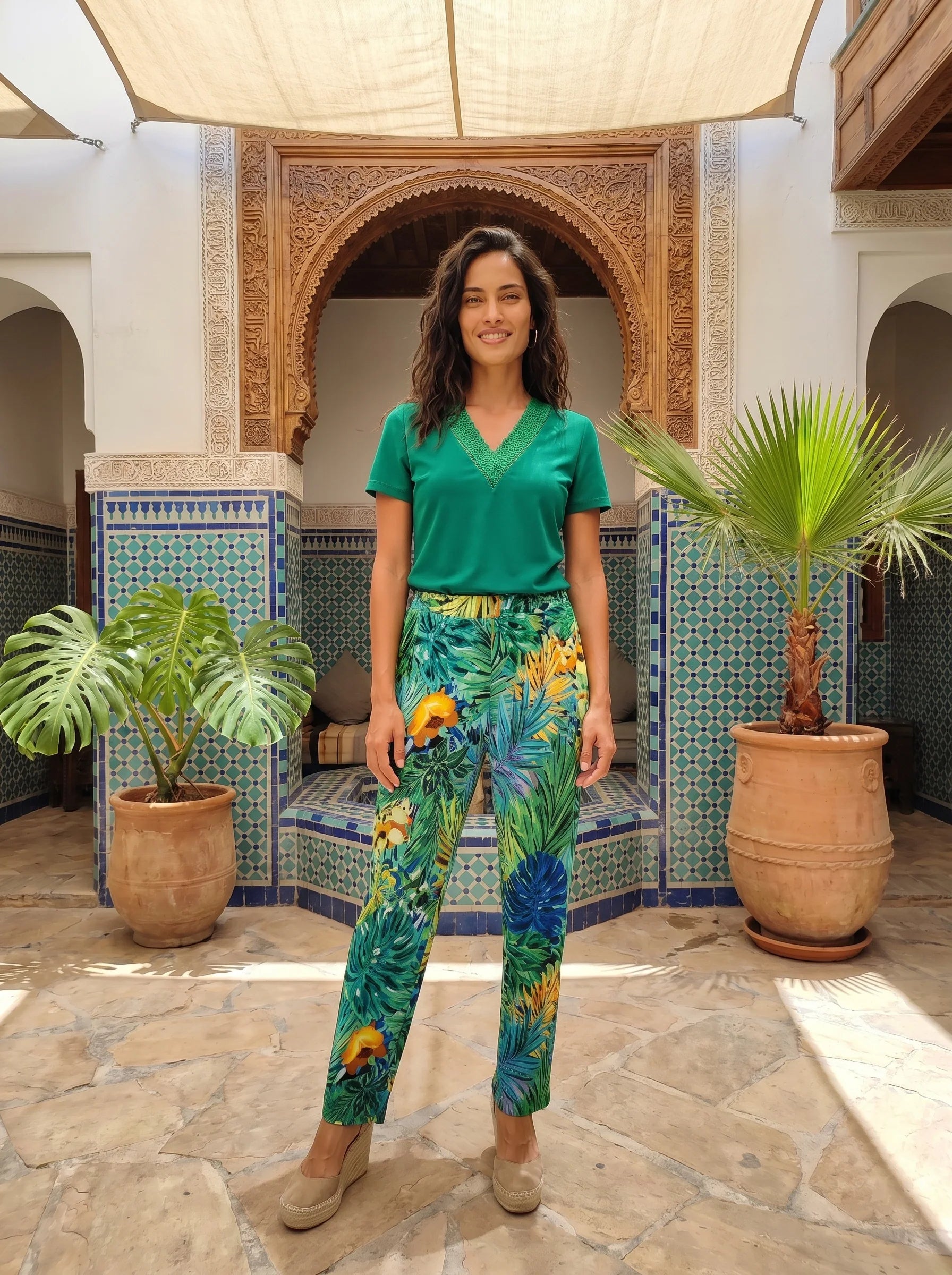 pantalón tropical estampado de mujer