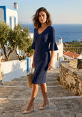vestido azul marino de mujer con manga acampanada