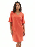 vestido naranja de mujer con manga acampanada