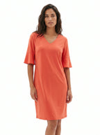 vestido naranja de mujer con manga acampanada