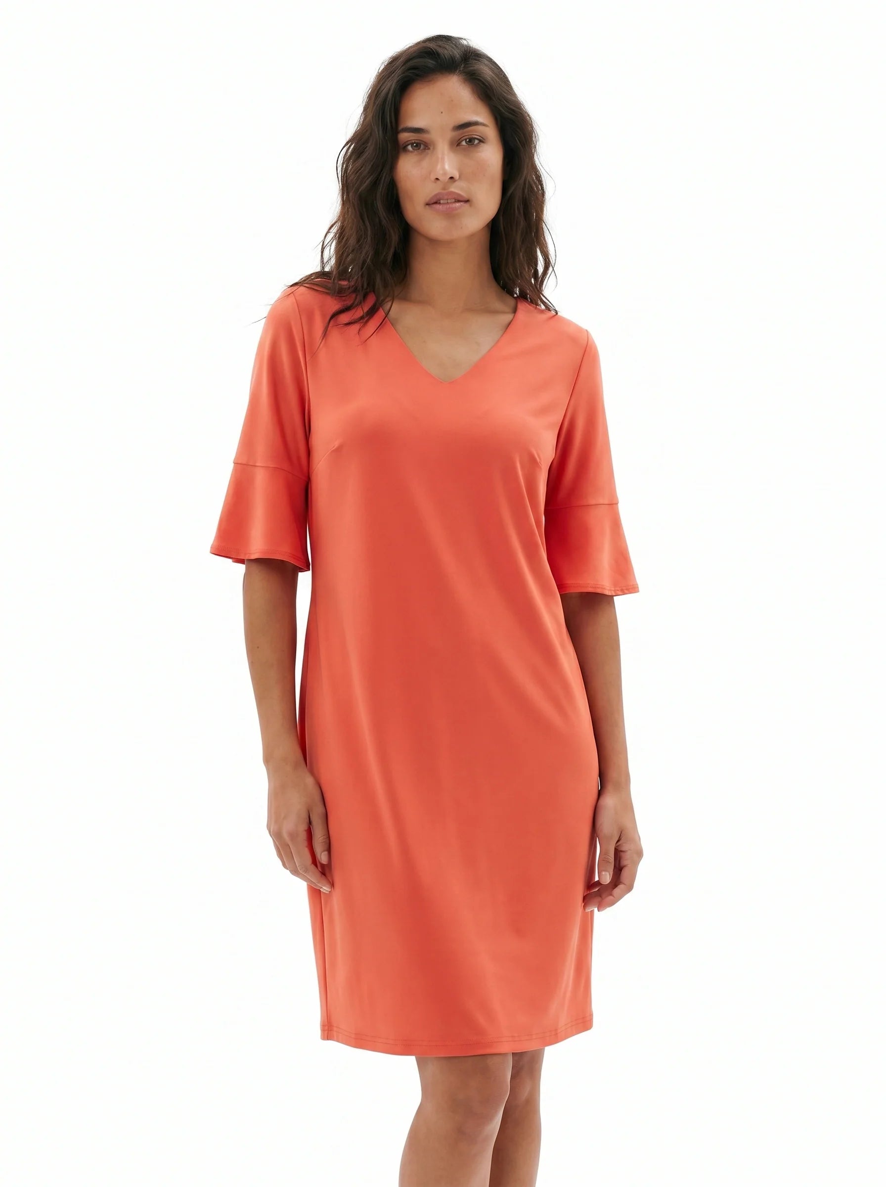 vestido naranja de mujer con manga acampanada